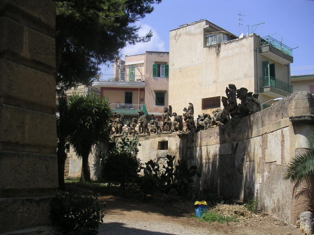 villa statues